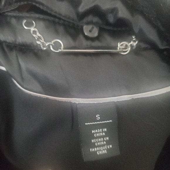 Black house white market vest - Picture 6 of 6